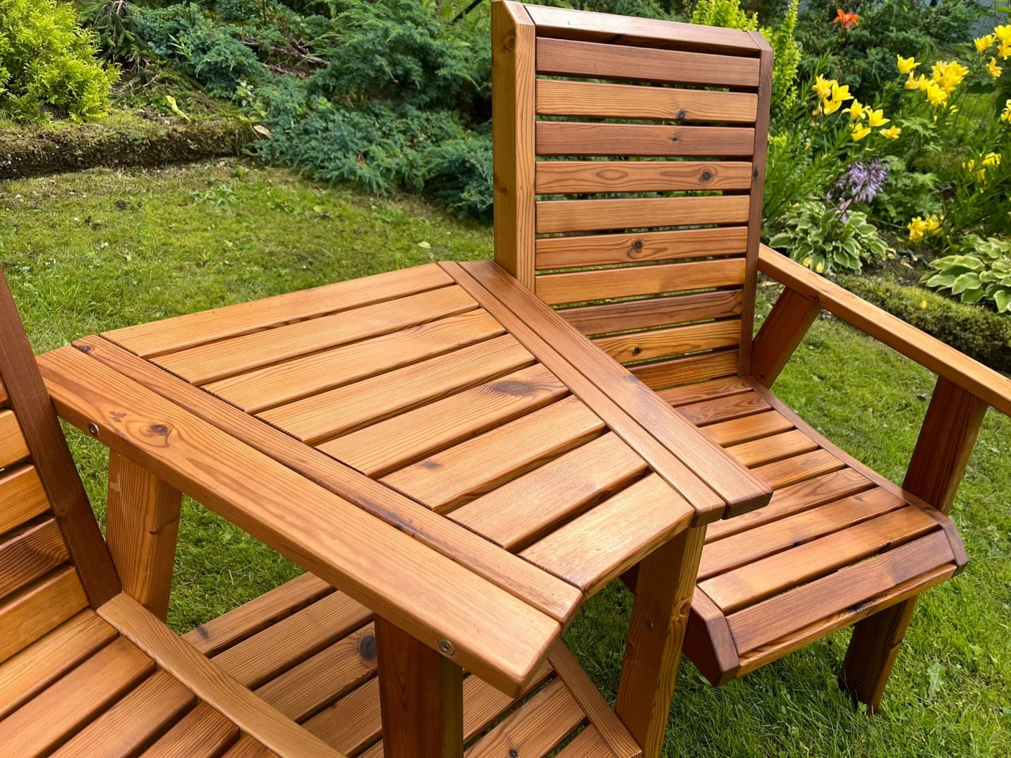 Termopuidust aiapink aias TEELE DUO – vastupidav ja ilmastikukindel välimööbel