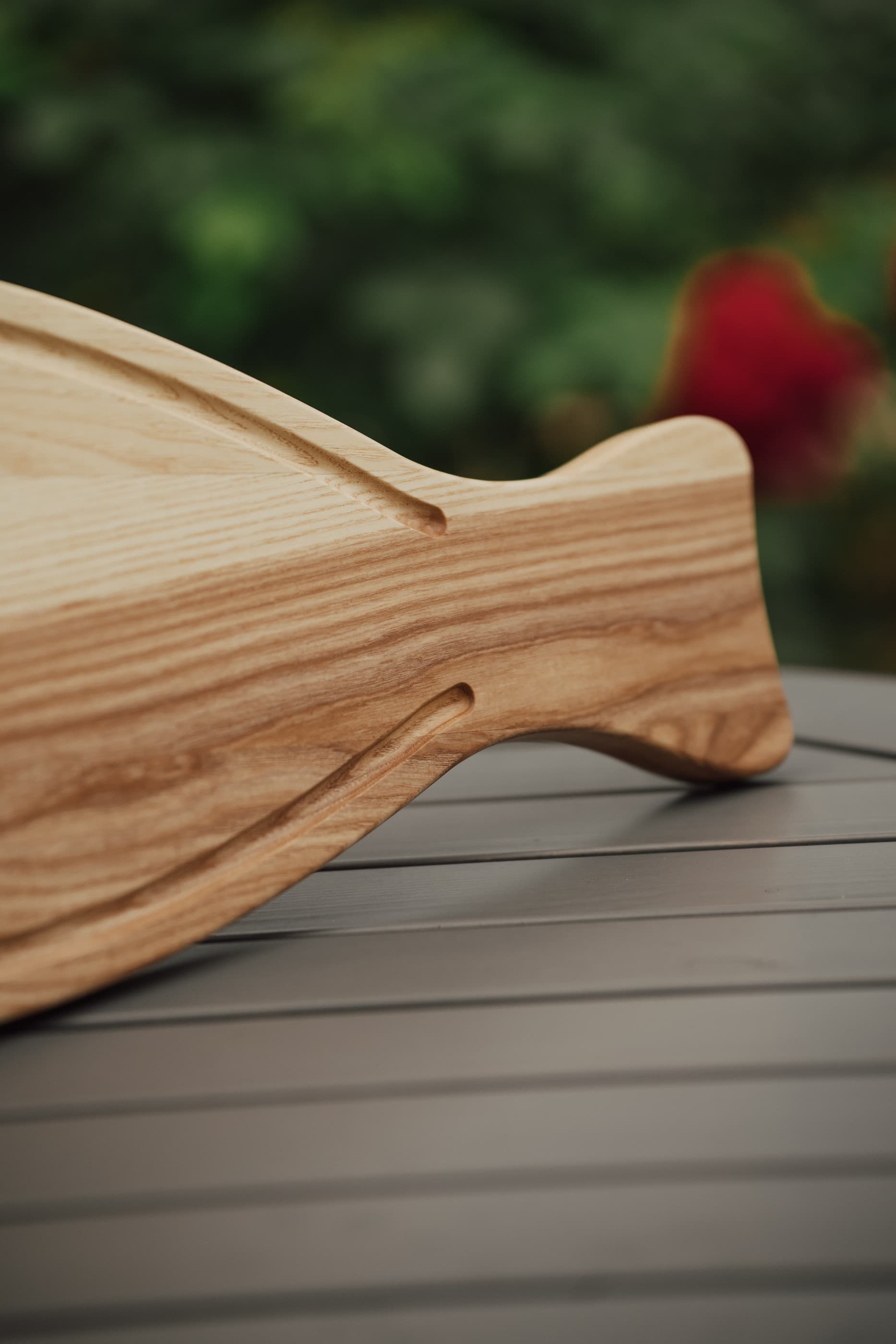 Puidust kalakujuline lõikelaud serveerimisalus KALA