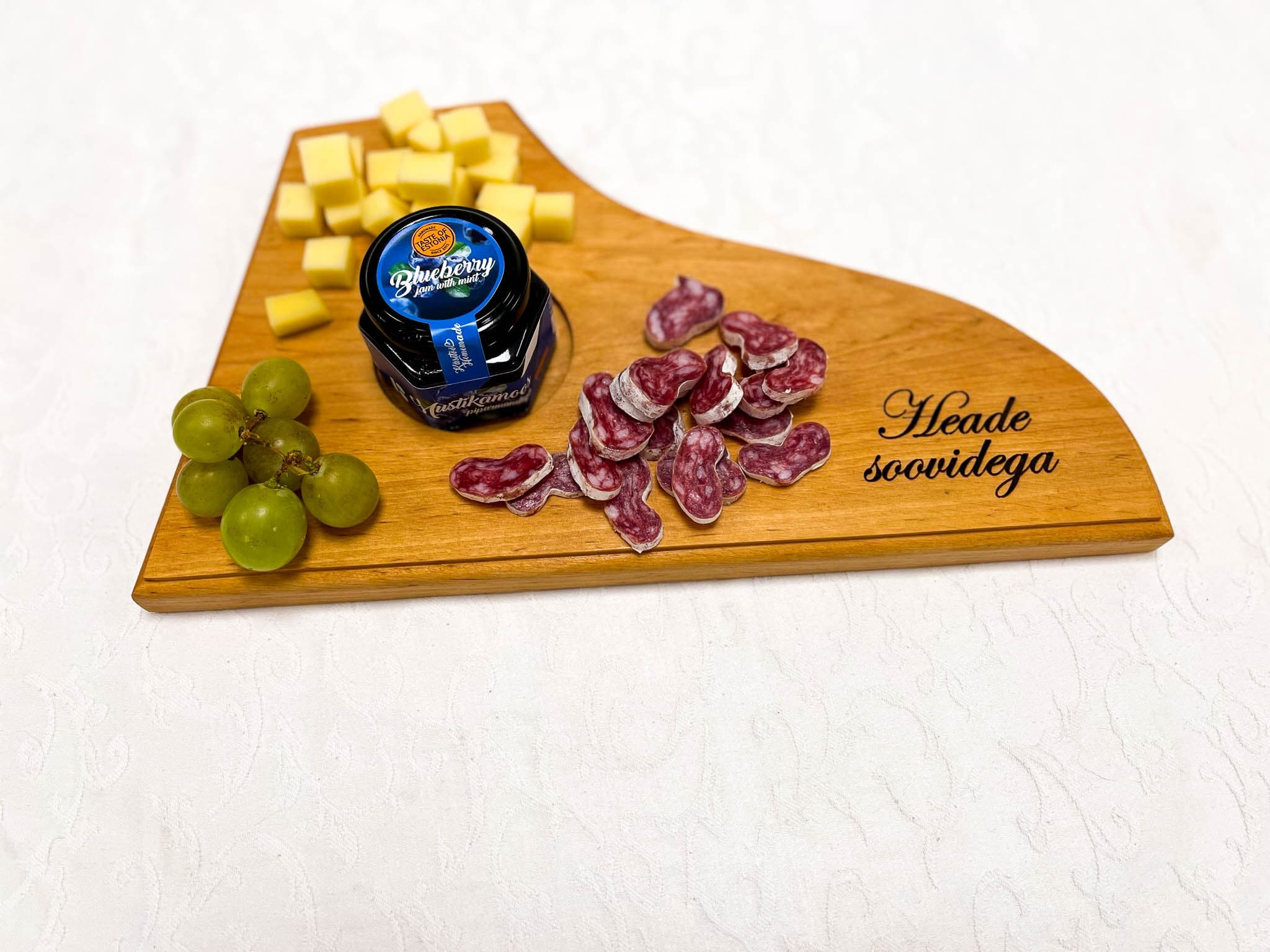 Kandlekujuline puidust serveerimisalus süvendiga