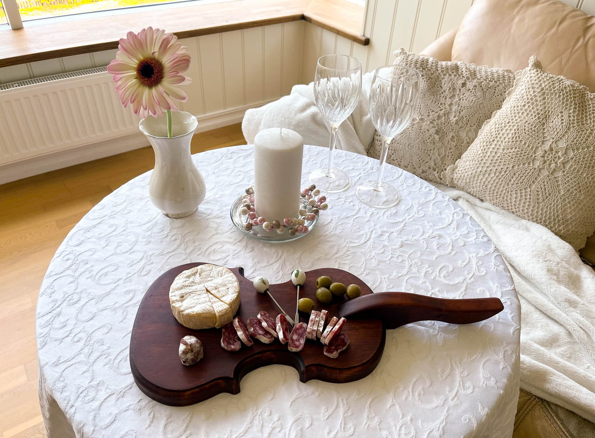 Viiulikujuline puidust serveerimisalus  Viiul