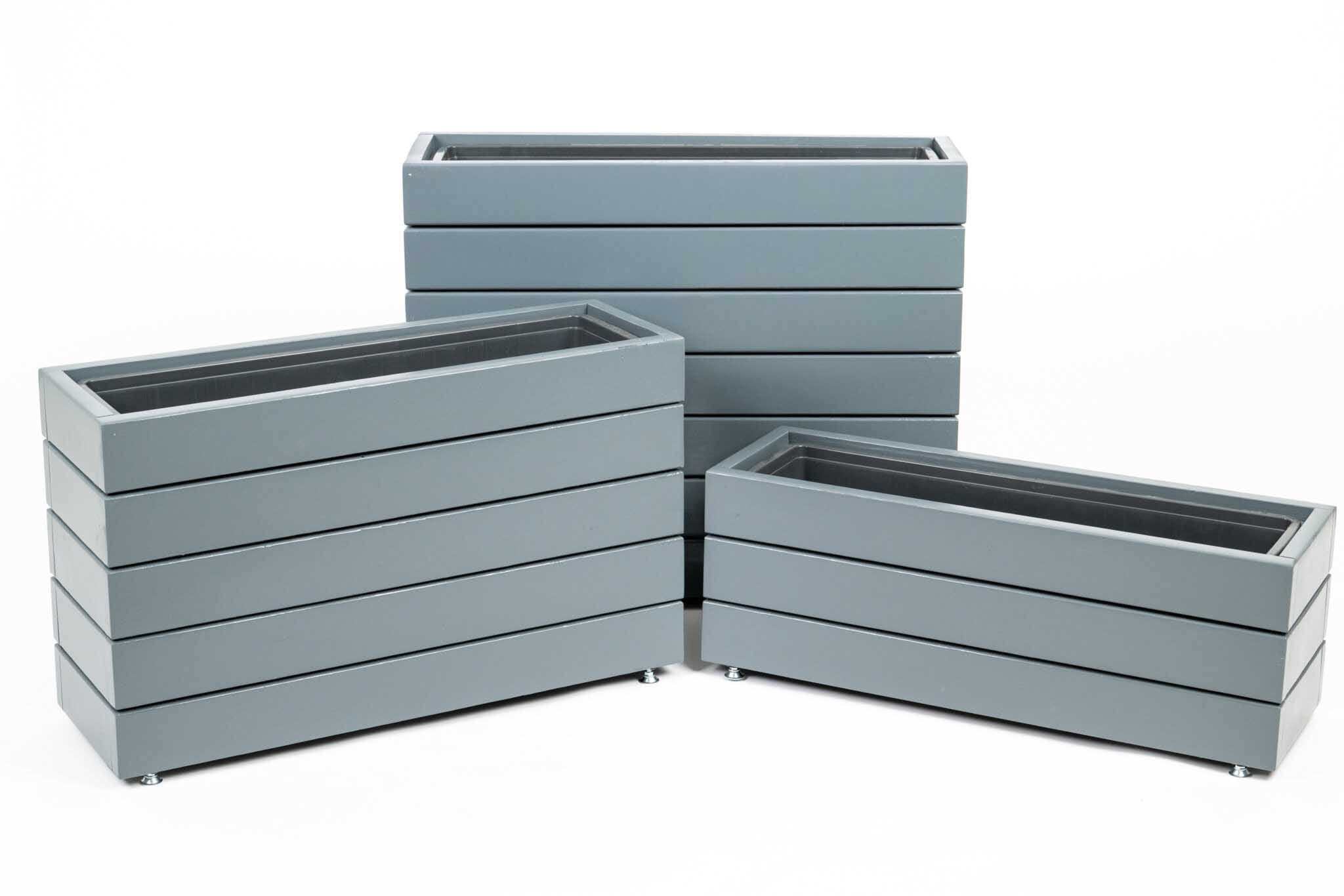 Hallid puidust lillekastid eri kõrgustes koos terrassil