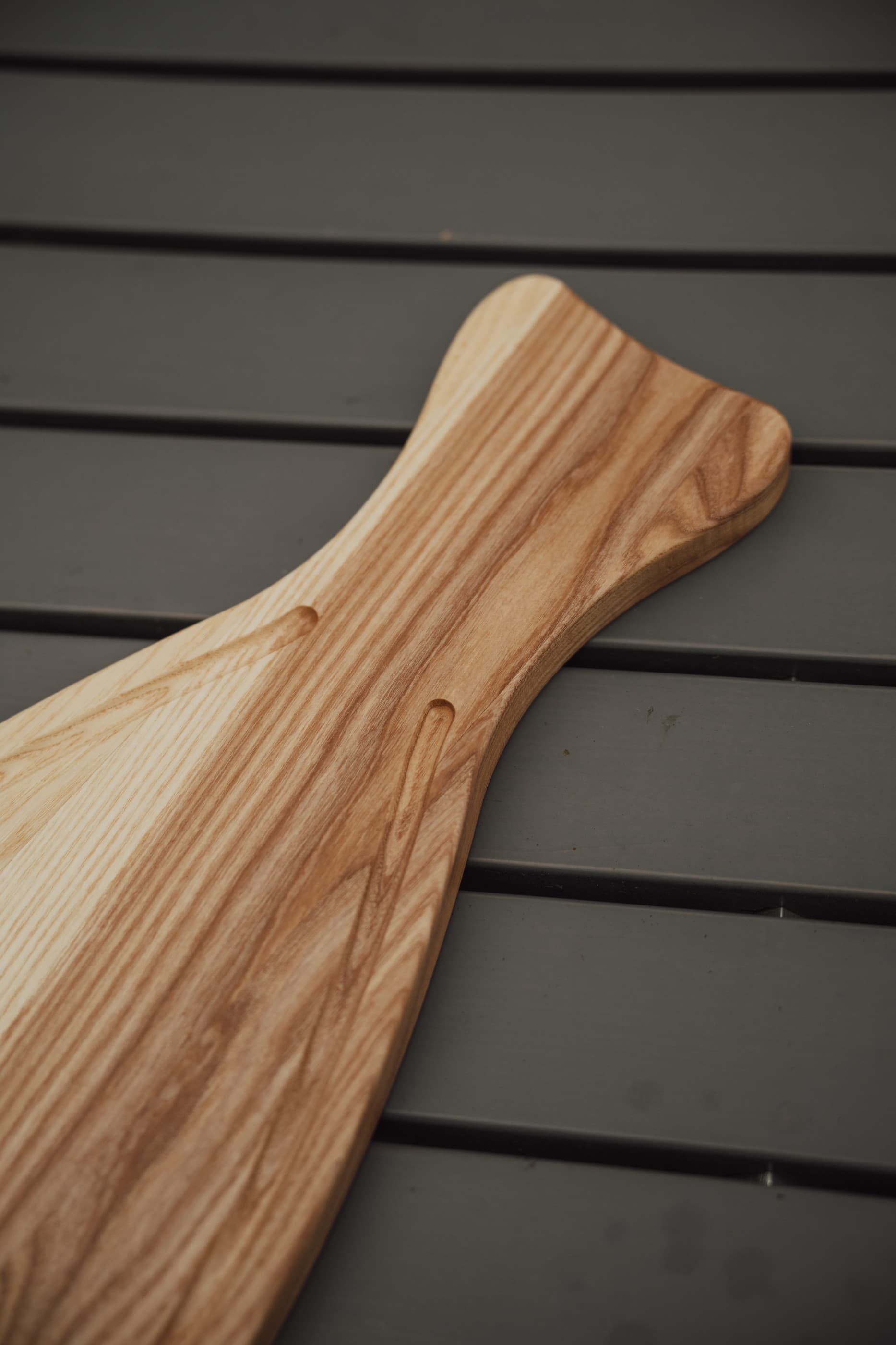 Puidust kalakujuline lõikelaud serveerimisalus KALA