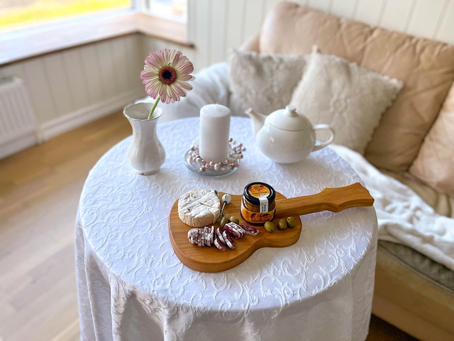 Serveeri kitarrikujulisel serveerimisalusel