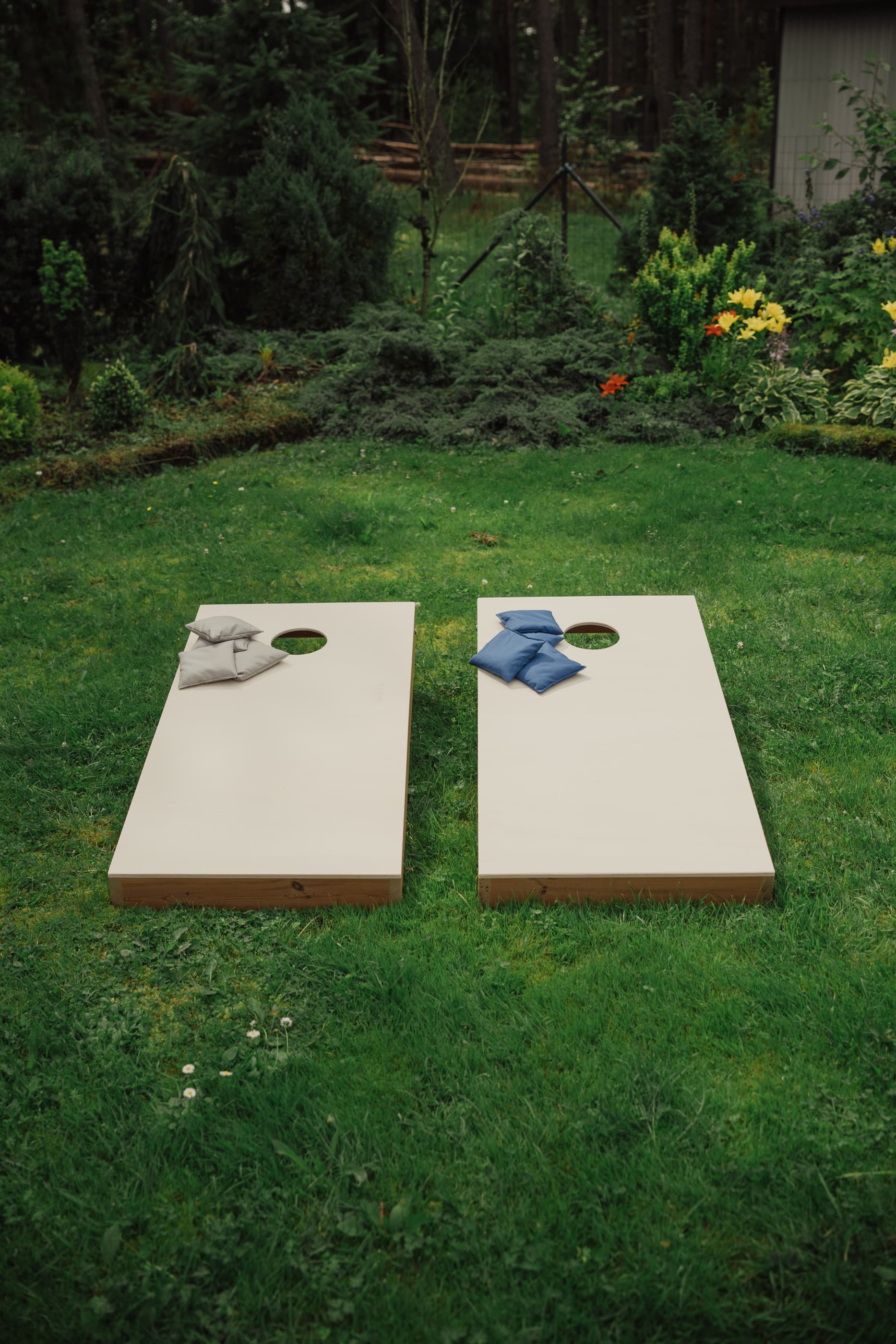 Cornhole mängukomplekt – 2 lauda ja 8 eri värvi kottiuskindel vineer ja termopuit