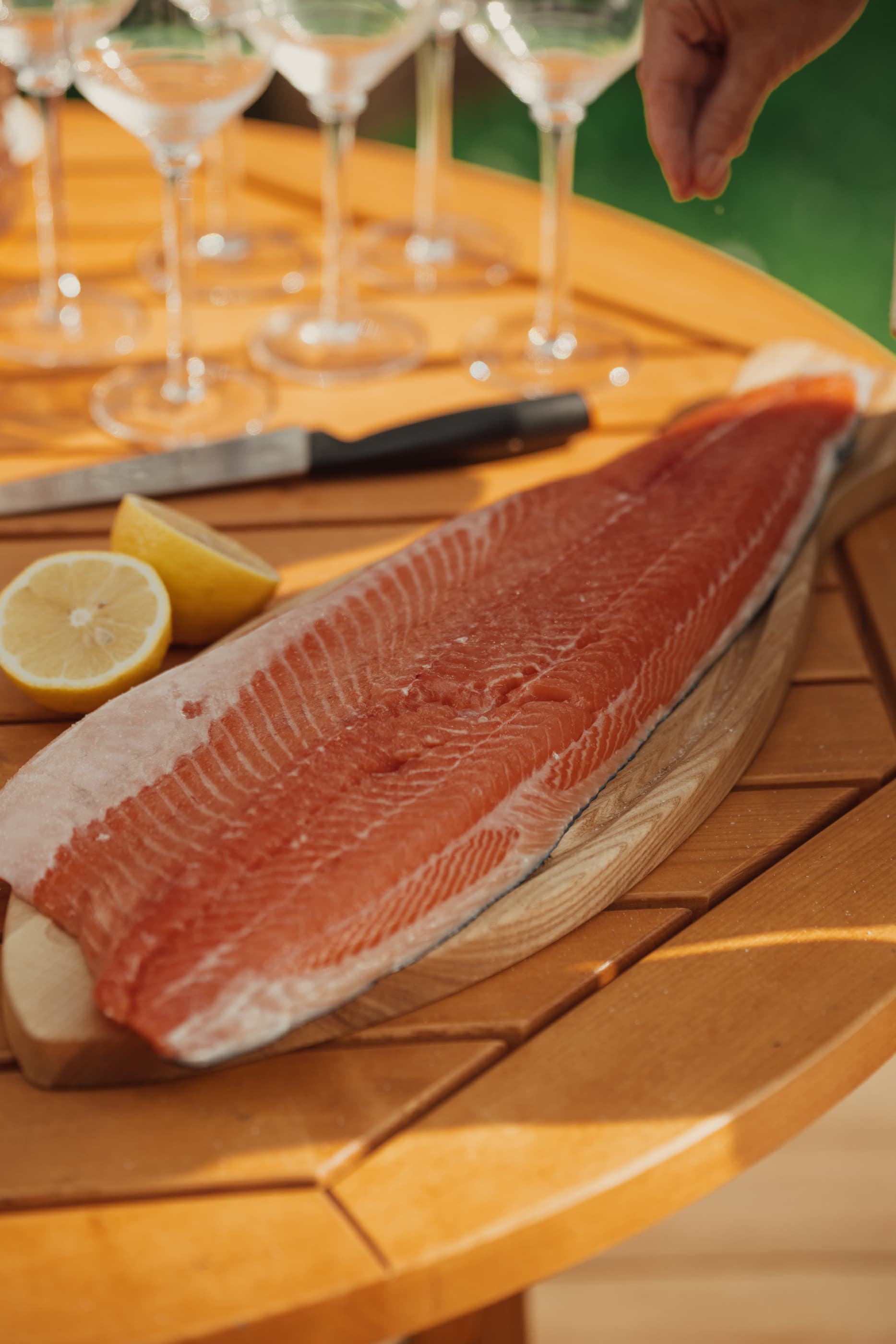 Puidust kalakujuline lõikelaud serveerimisalus KALA