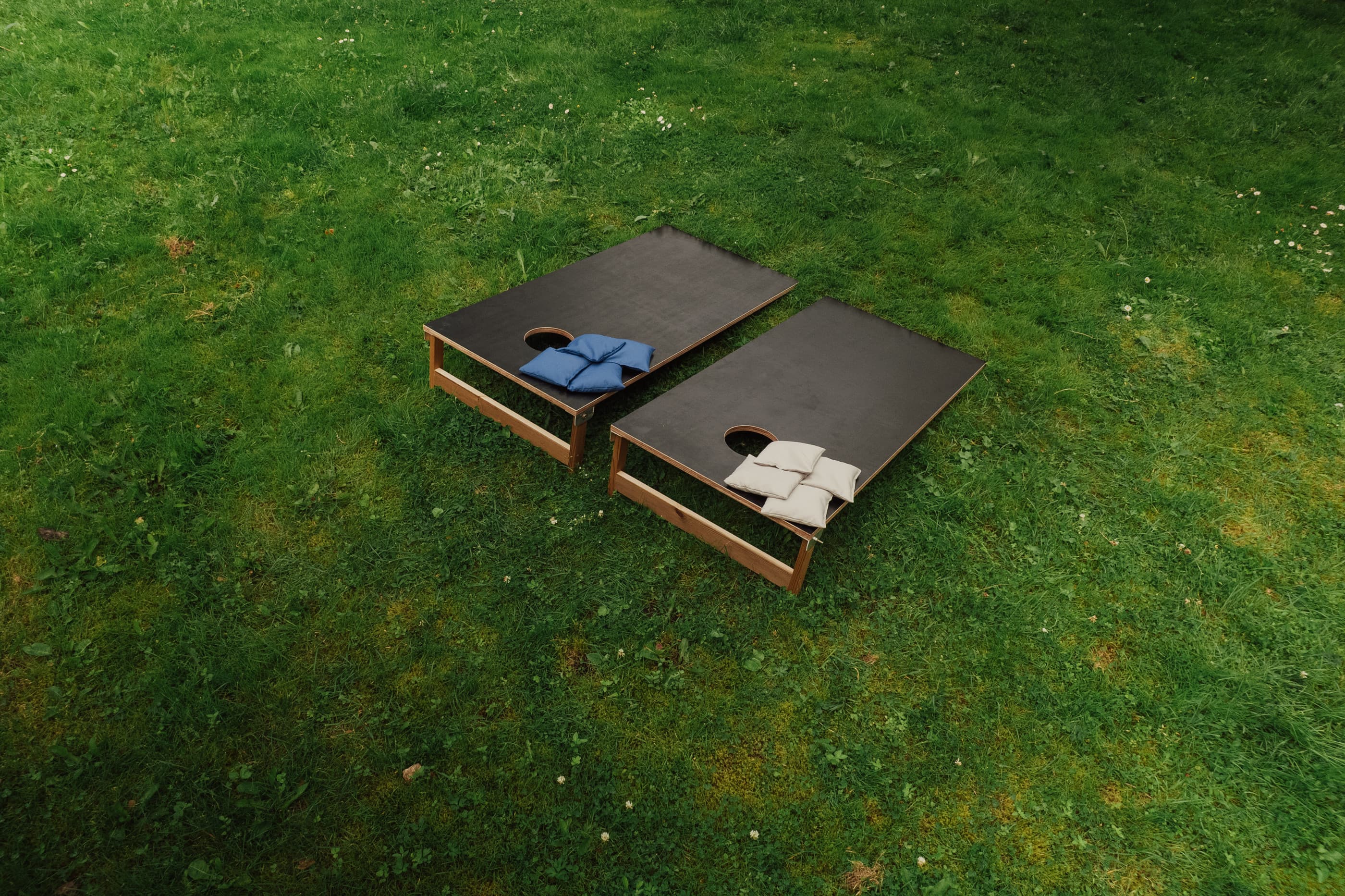 Cornhole SIMPLE mängukomplekt – 2 lauda ja 8 kotti