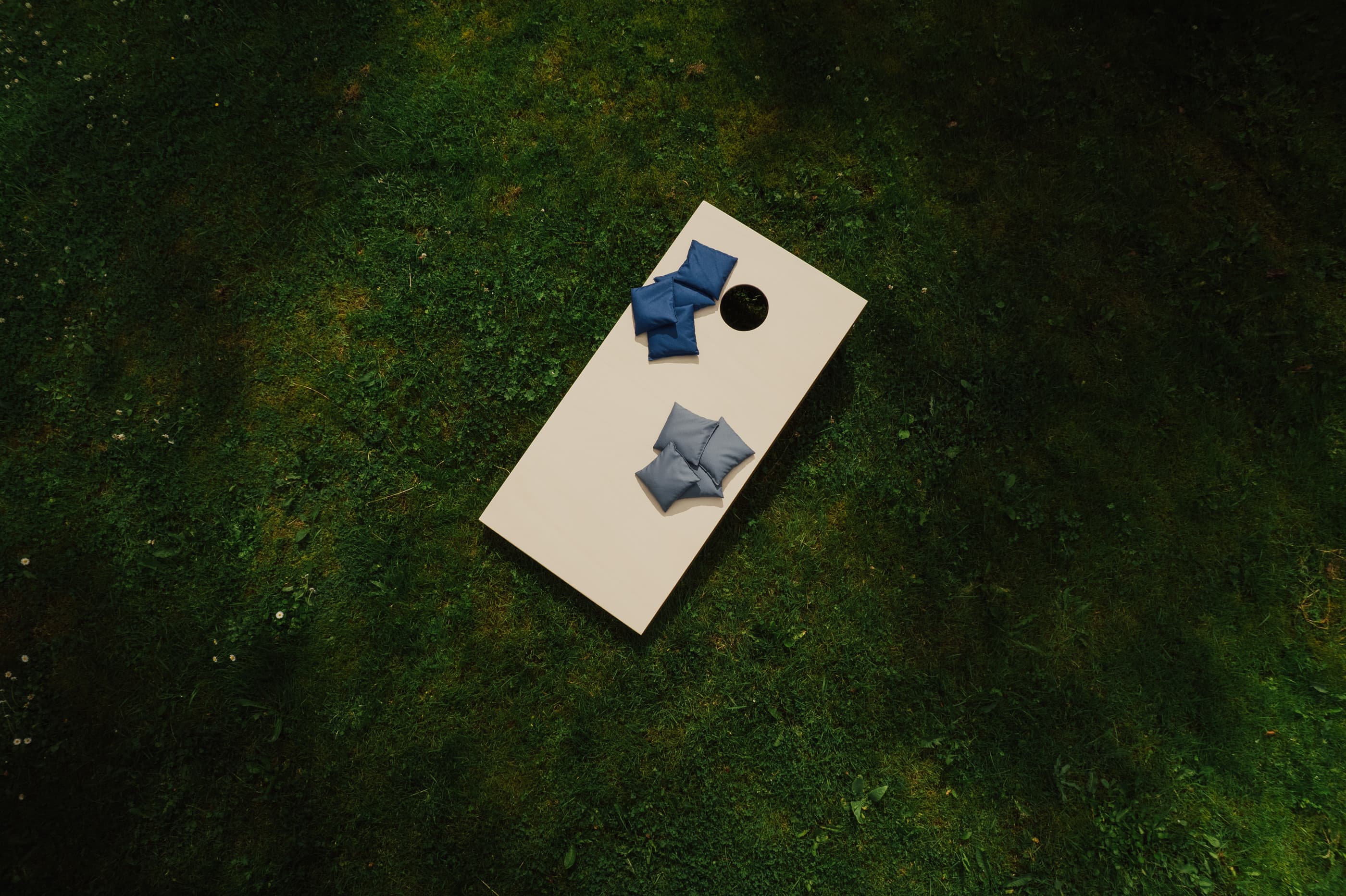 Cornhole mängukomplekt BASIC (1 laud + 8 kotti)
