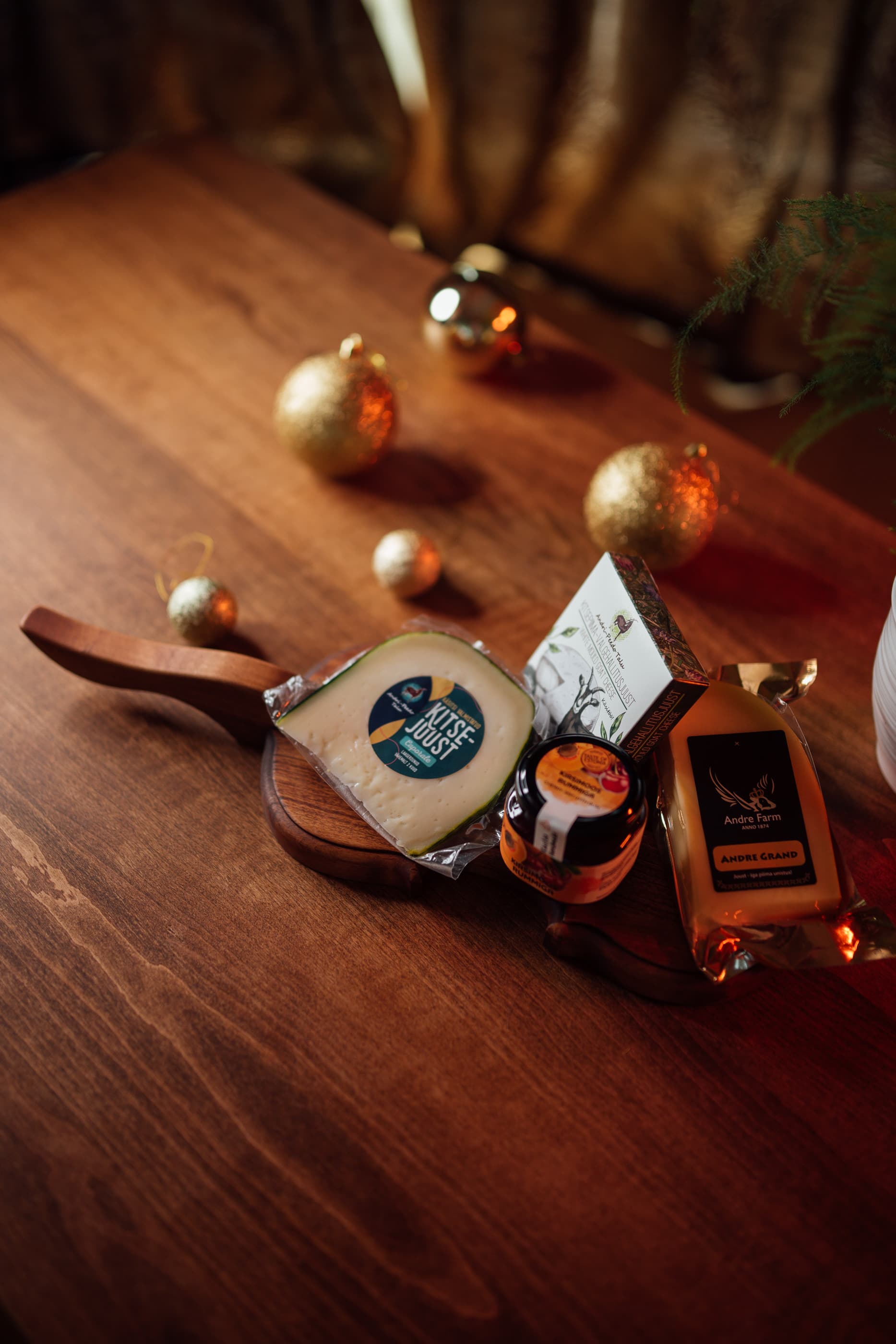 Eestimaine juustugurmee kinkepakk viiulikujulisel puitalusel