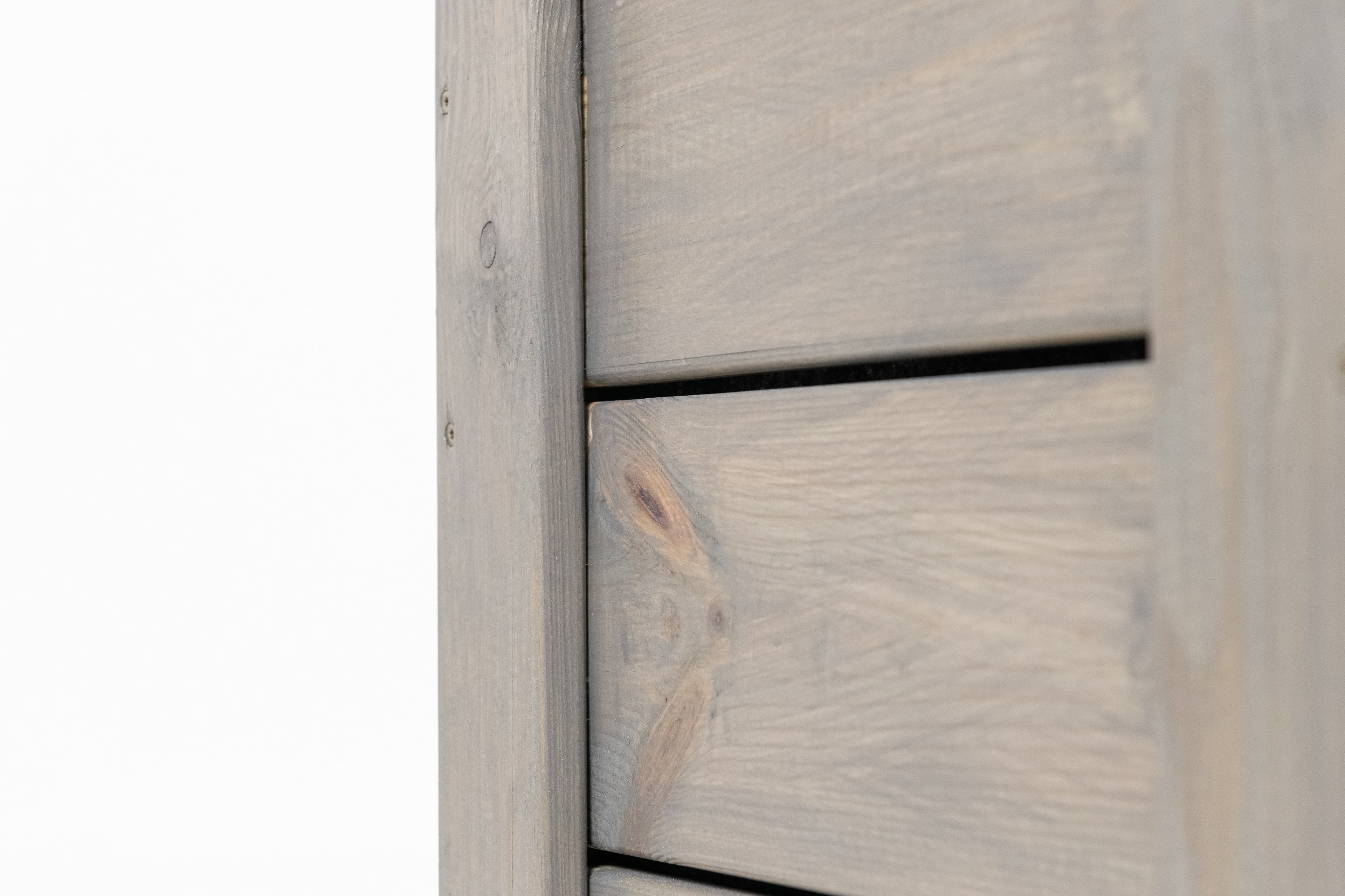 Kõrge puidust taimekast plastiksisu ja drenaažiavadega