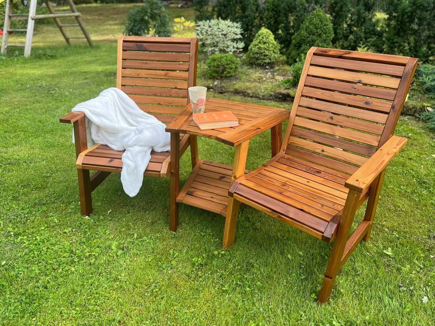 TEELE DUO aiapink termopuidust lähivaade – naturaalne pruun toon ja tugev konstruktsioon