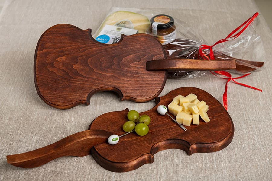 Viiulikujuline puidust serveerimisalus Viiul