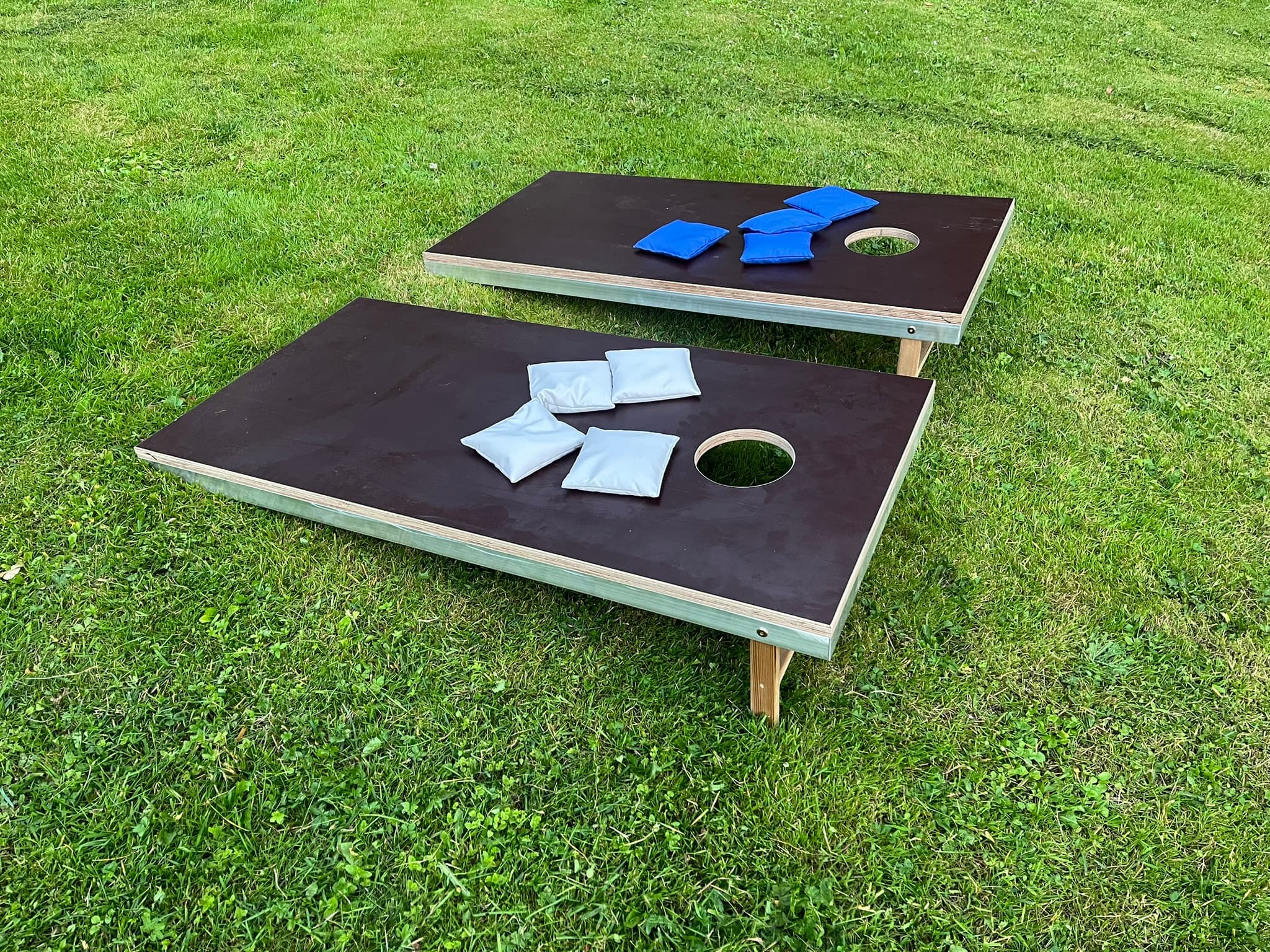 Cornhole SIMPLE mängukomplekt – 2 lauda ja 8 kotti