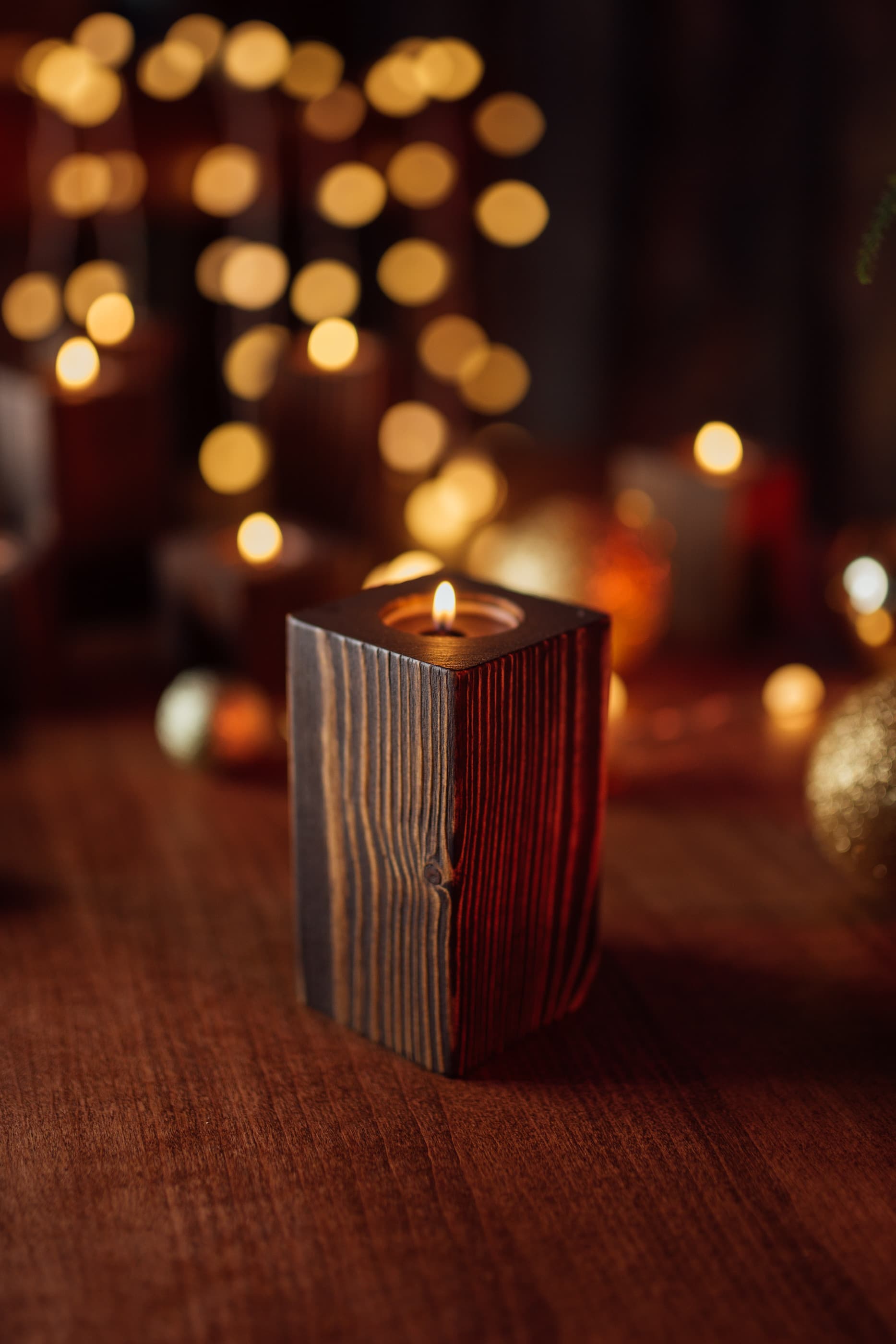 puidust küünlaalus vanutatud kuusepuust