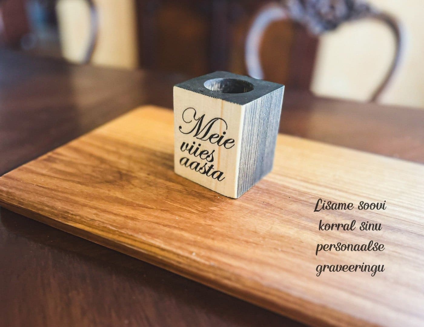 Puidust küünlaalus. Graveeringuga