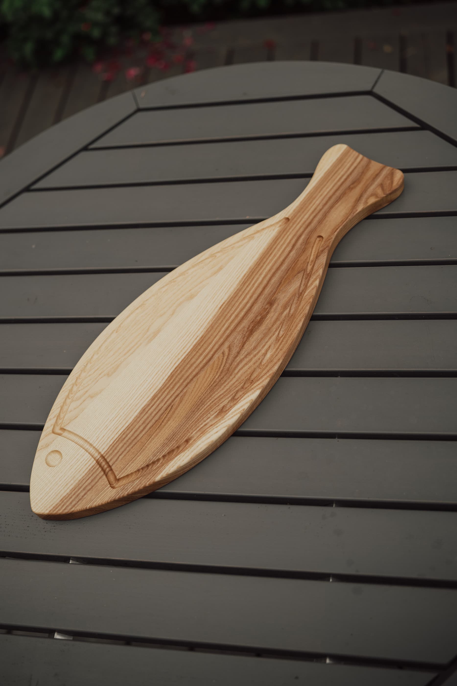 Puidust kalakujuline lõikelaud serveerimisalus KALA