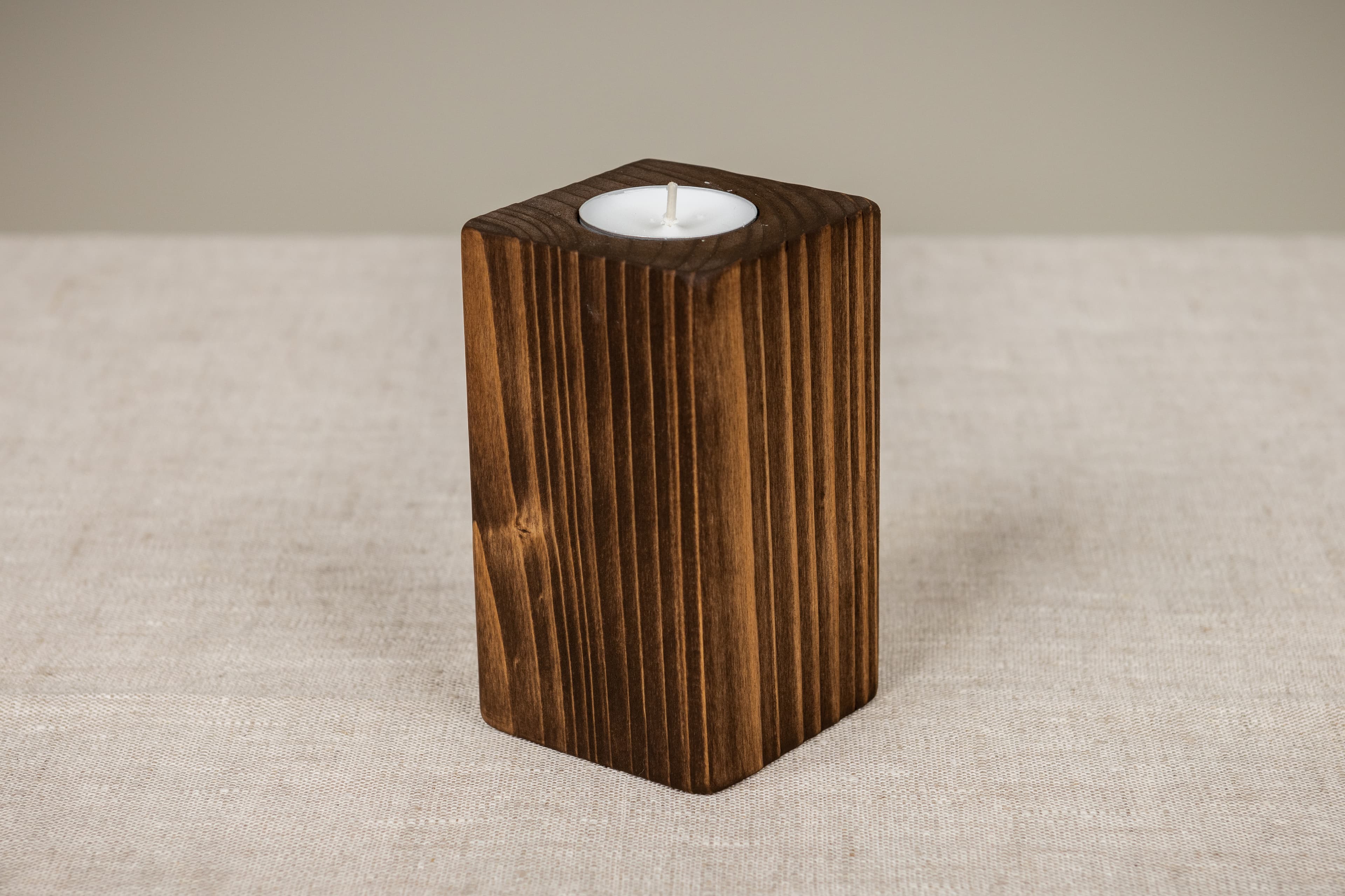 Puidust küünlaalus Hansa Candle küünlaga