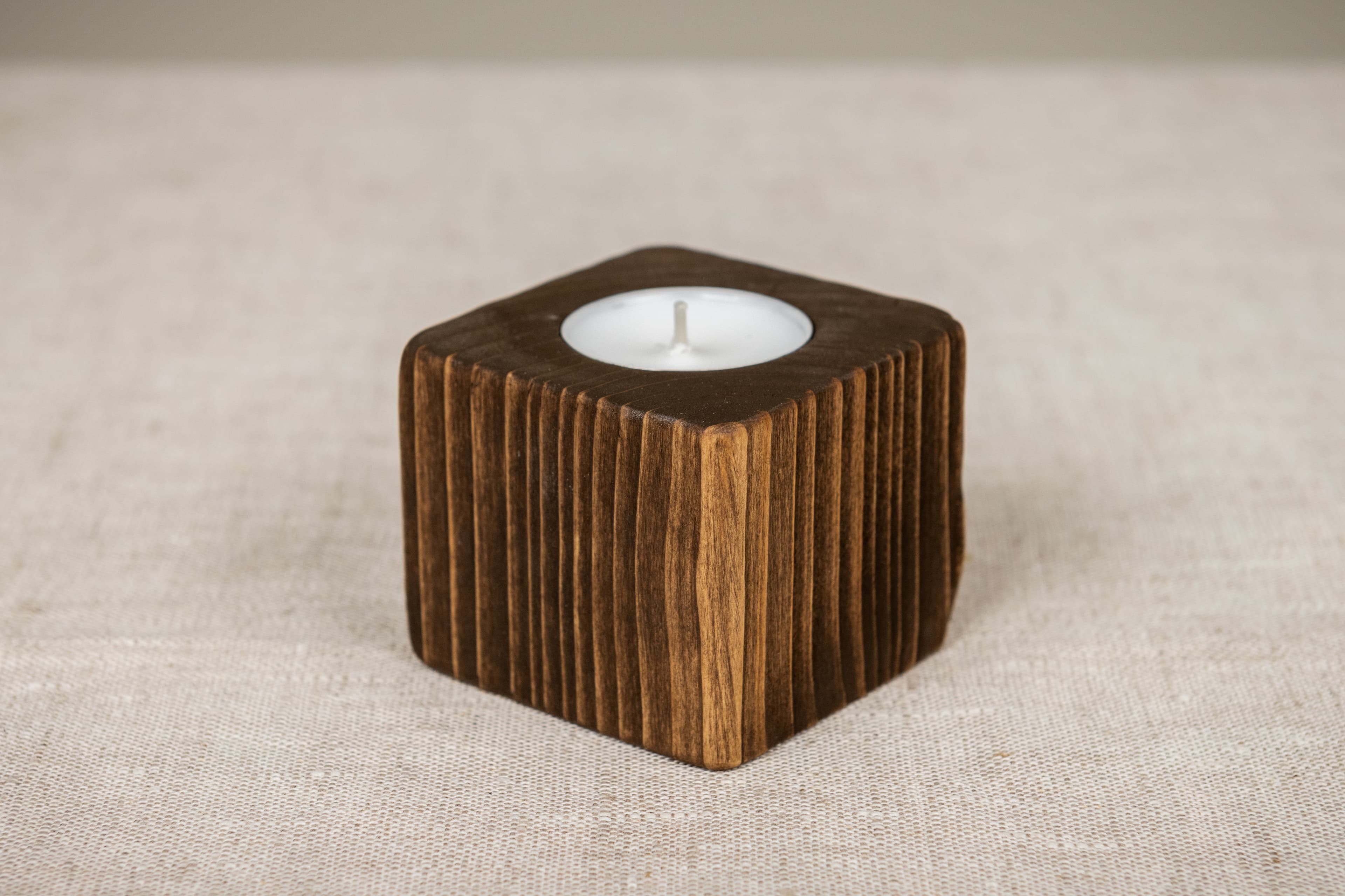 Puidust küünlaalus.