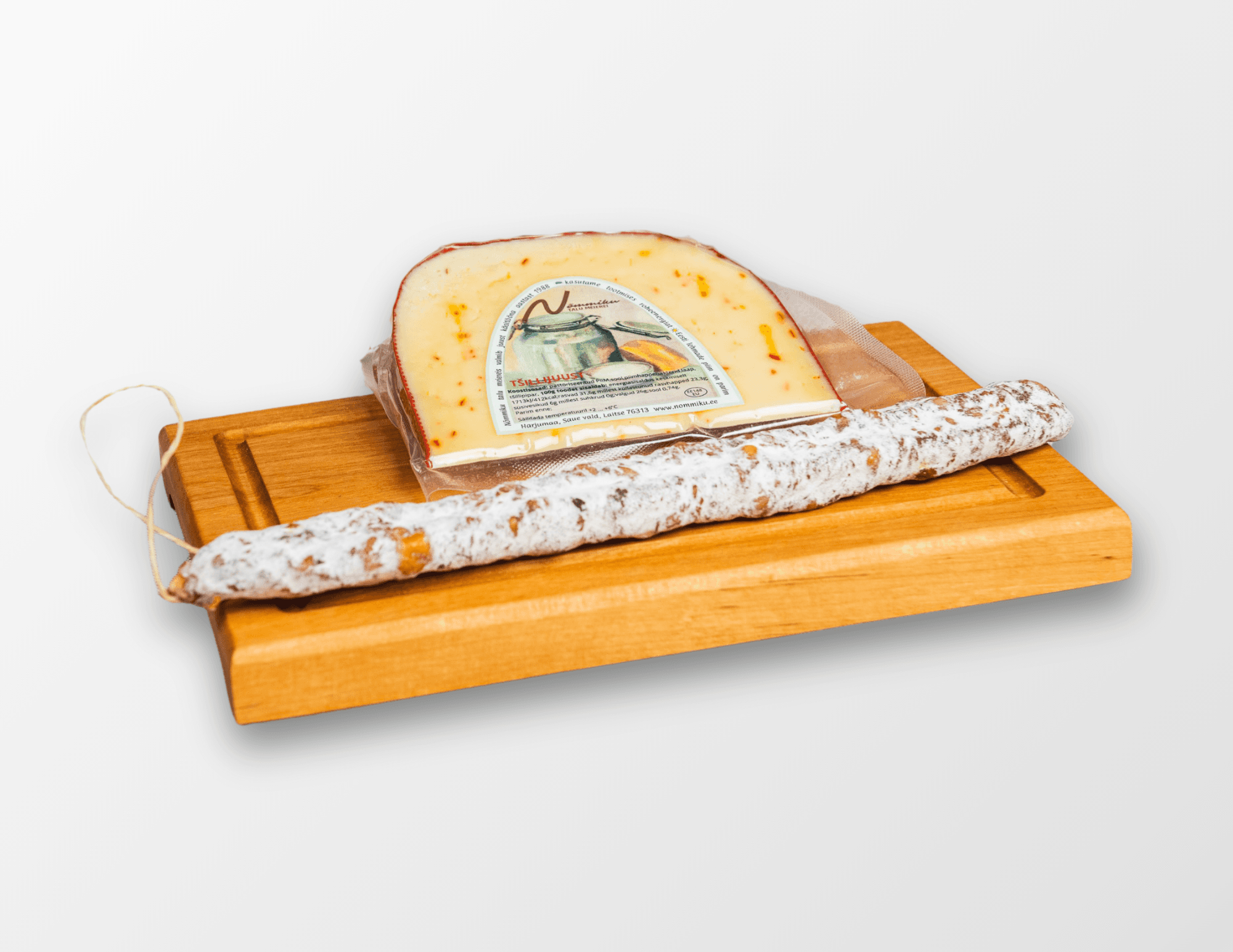 Eestimaine kinkekomplekt käsitööjuustu, salaami ja puidust võileivaalusega
