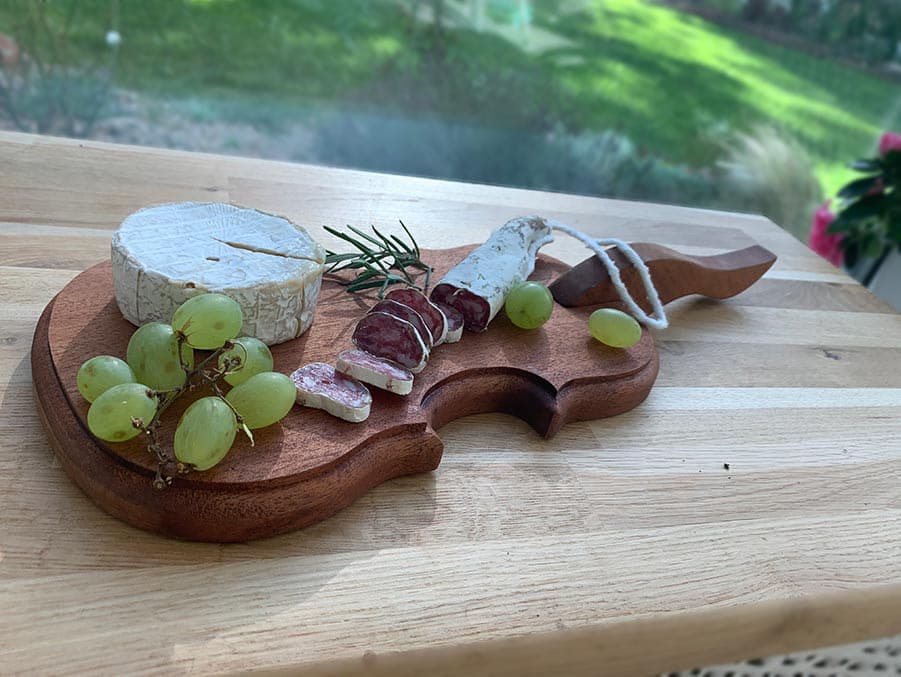 Viiulikujuline puidust serveerimisalus Viiul