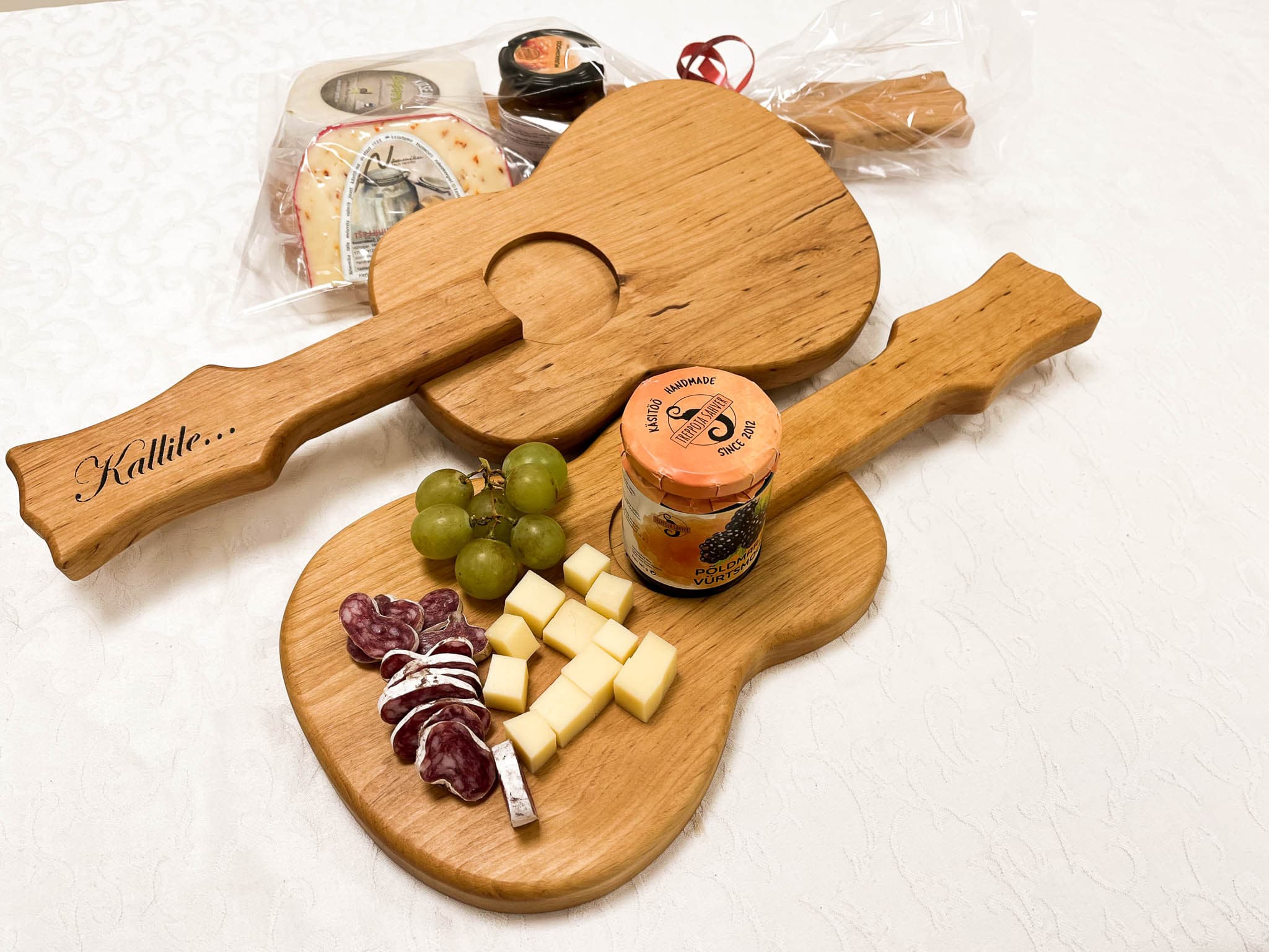 Kitarrikujuline puidust (lepapuust) serveerimisalus, viimistletud Rubio Monocoat õliga