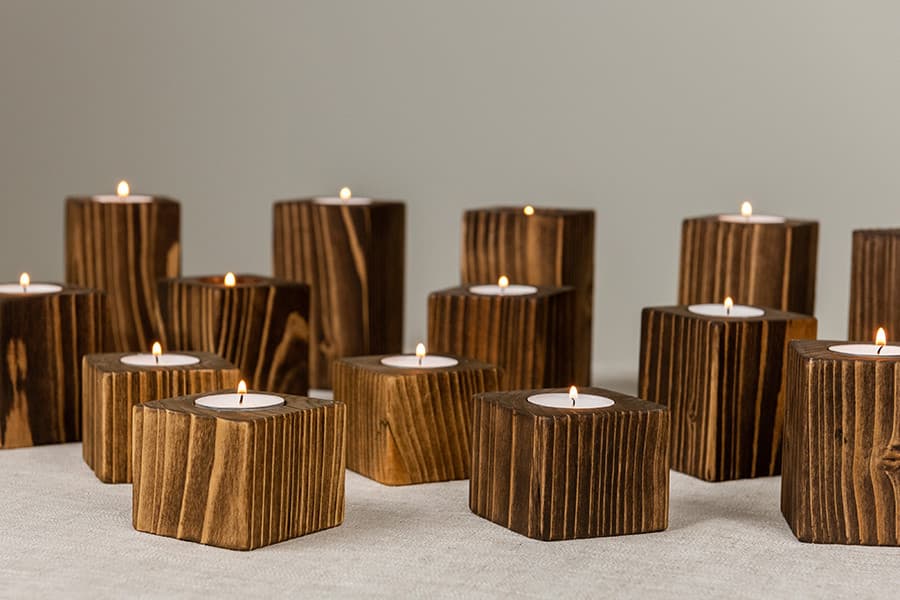 Puidust küünlaalus.