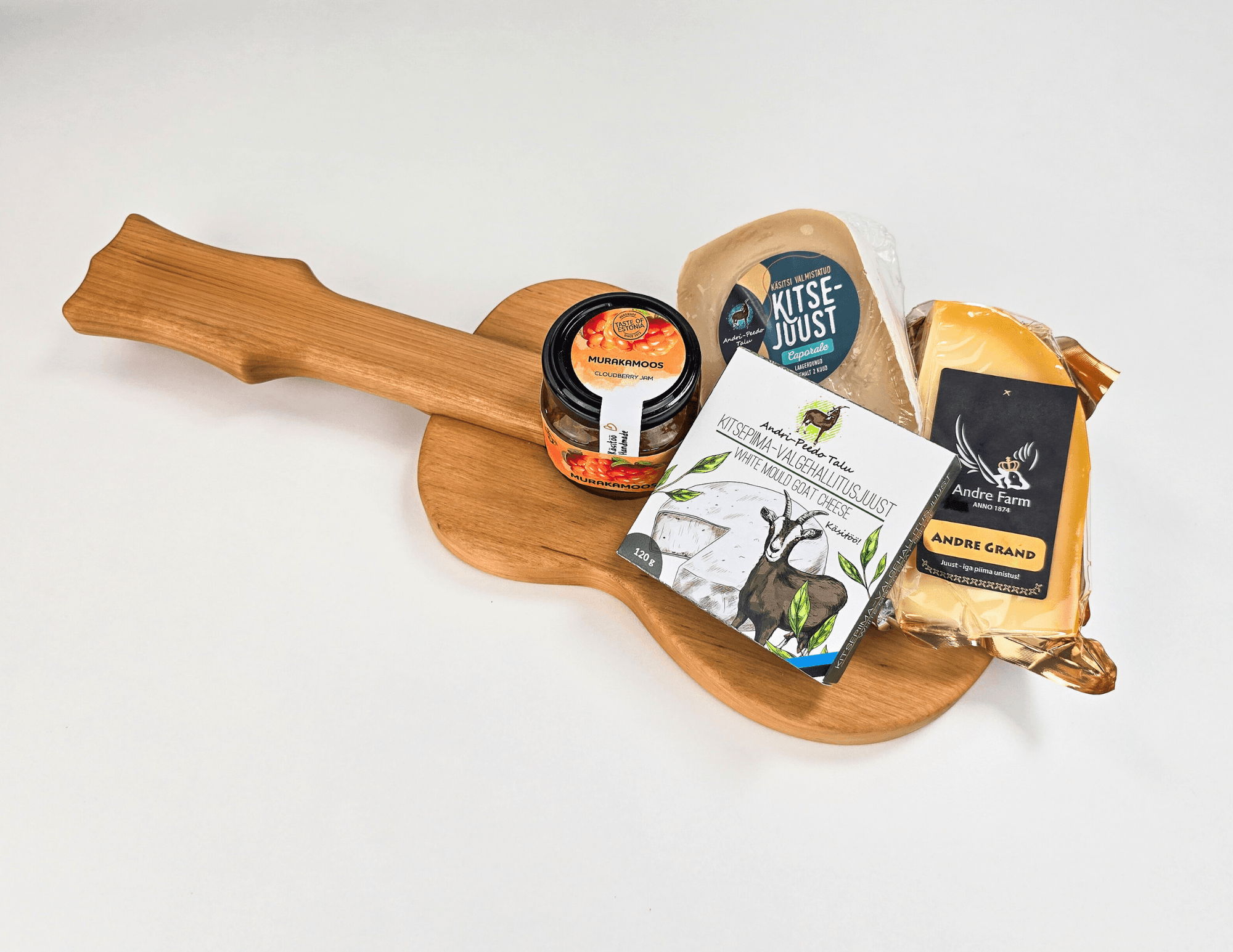 Eestimaine juustugurmee kinkepakk pillikujulisel puidalusel