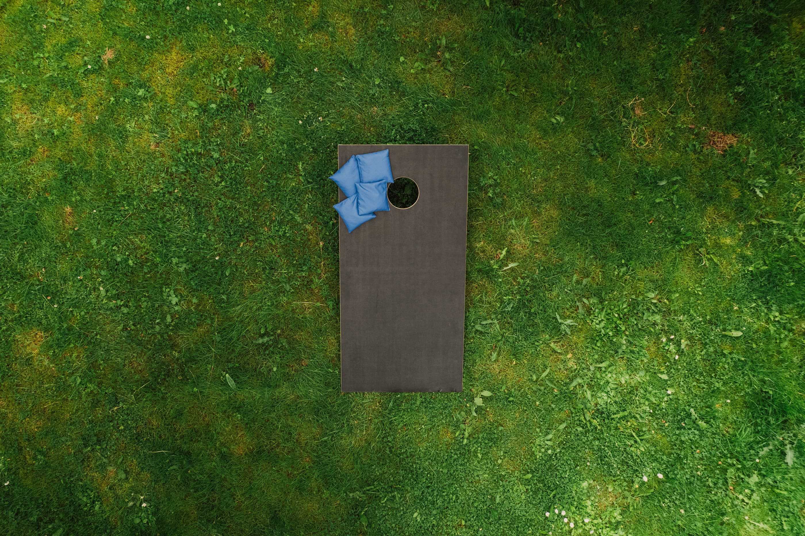 Cornhole mängukomplekt SIMPLE (1 laud + 8 kotti)