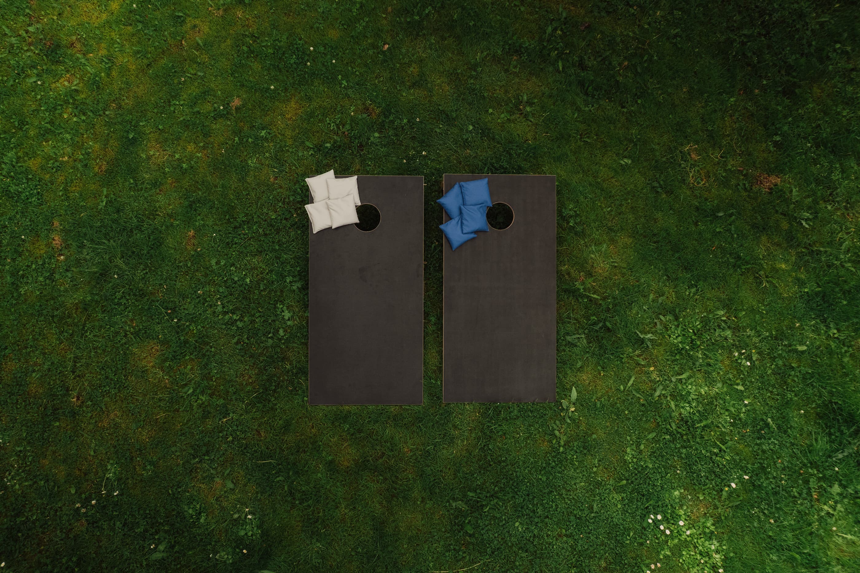 Cornhole SIMPLE mängukomplekt – 2 lauda ja 8 kotti