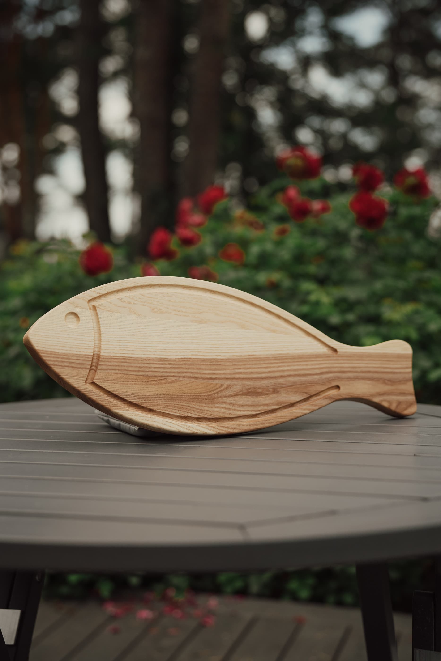 Puidust kalakujuline lõikelaud serveerimisalus KALA