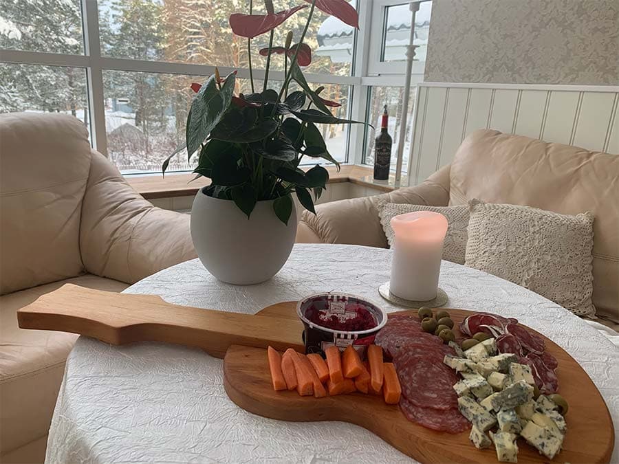 Suur kitarrikujuline lepapuust serveerimisalus (L), viimistletud Rubio Monocoat õliga