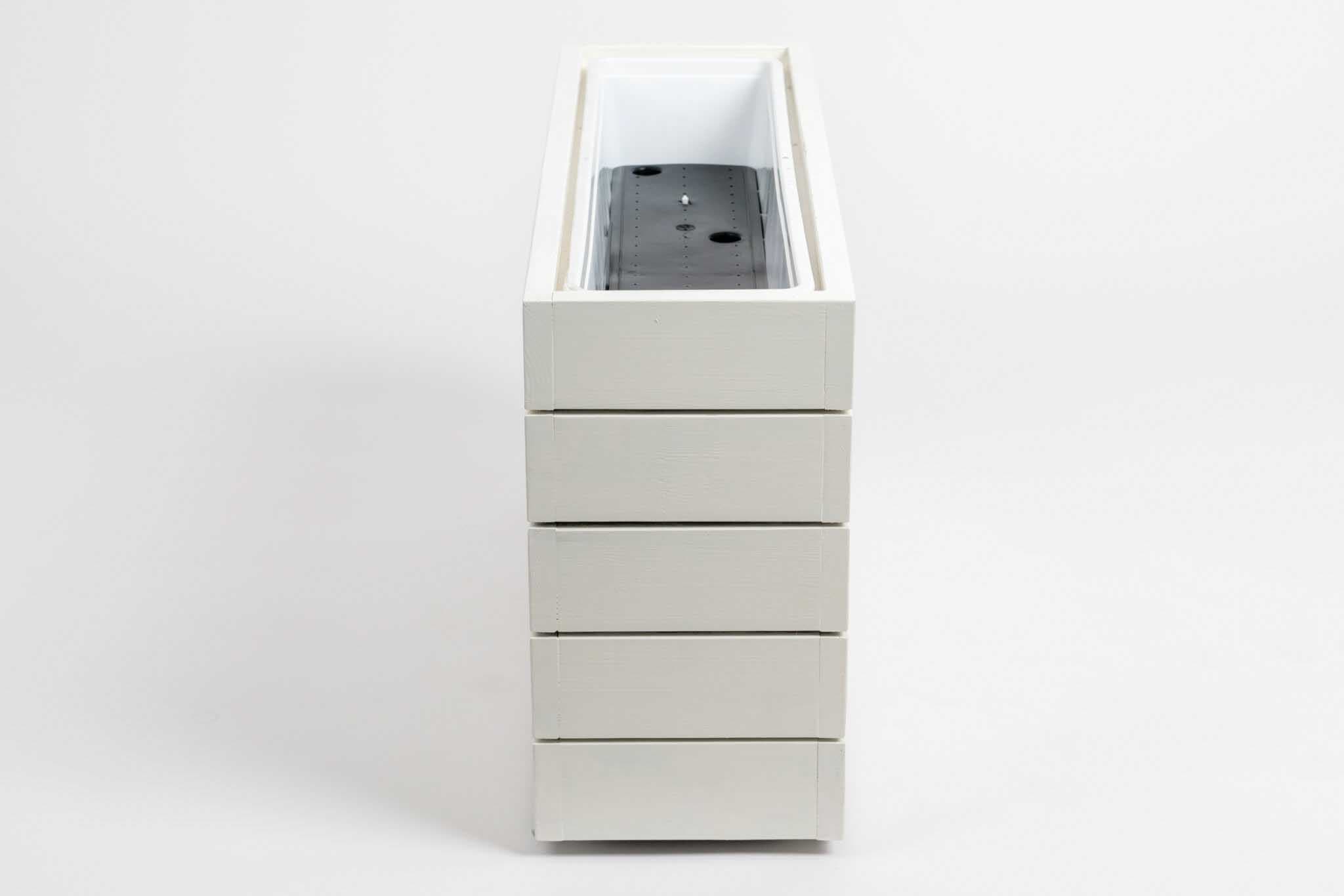 Valged puidust lillekastid terrassi või õueala piirdeks