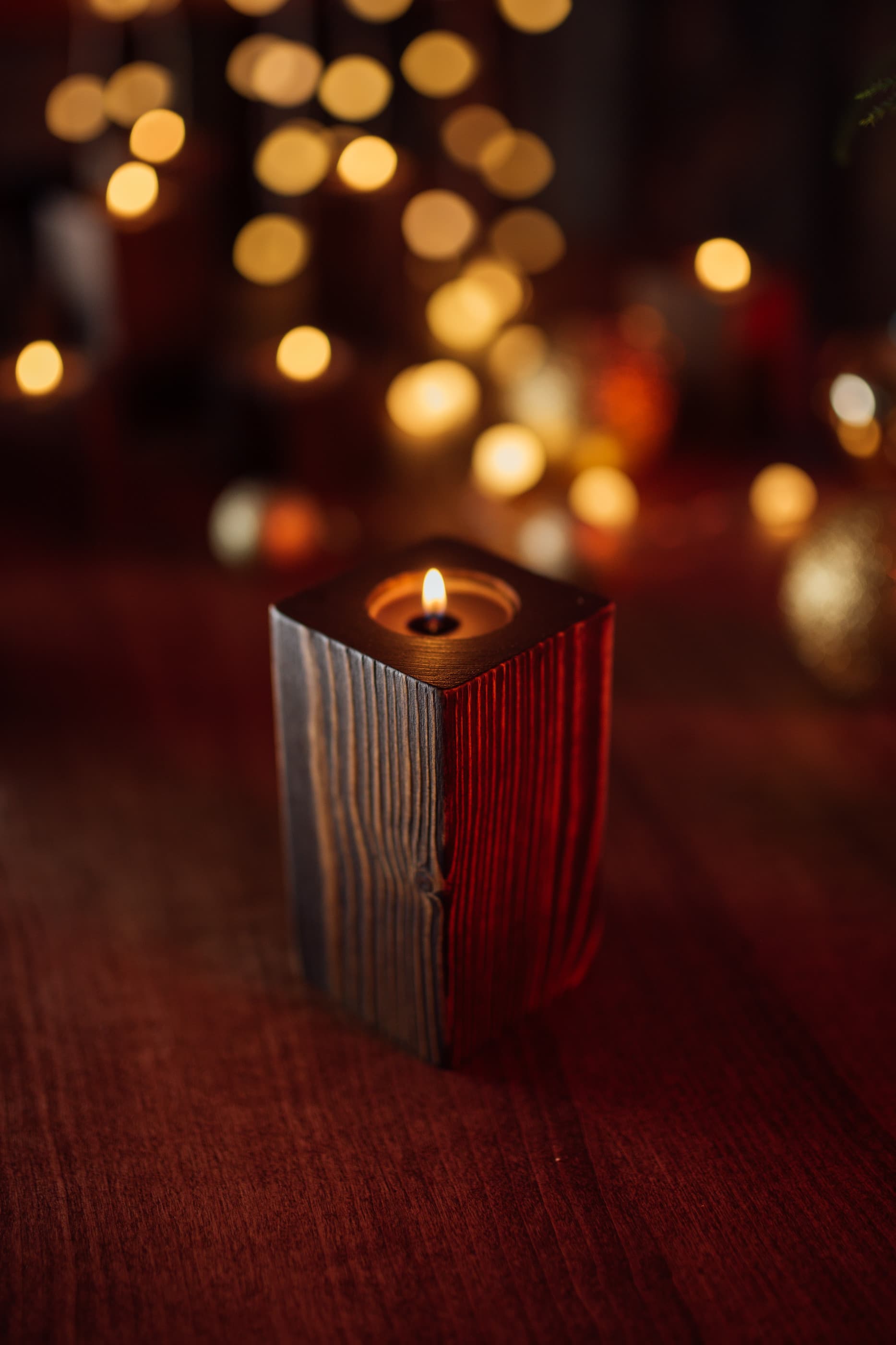 puidust küünlaalus vanutatud kuusepuust