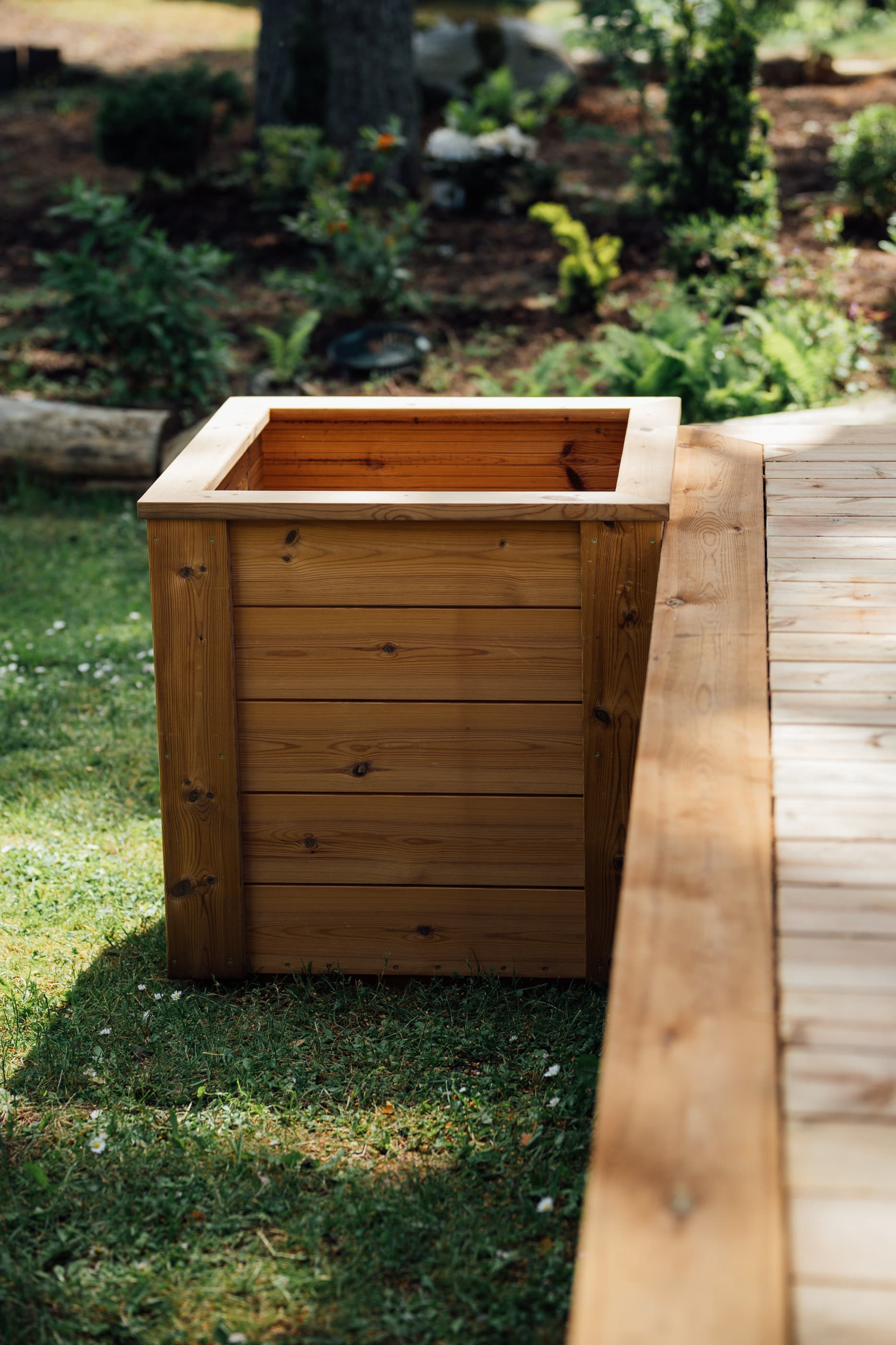 Suur Termopuidust istutuskast elupuudele