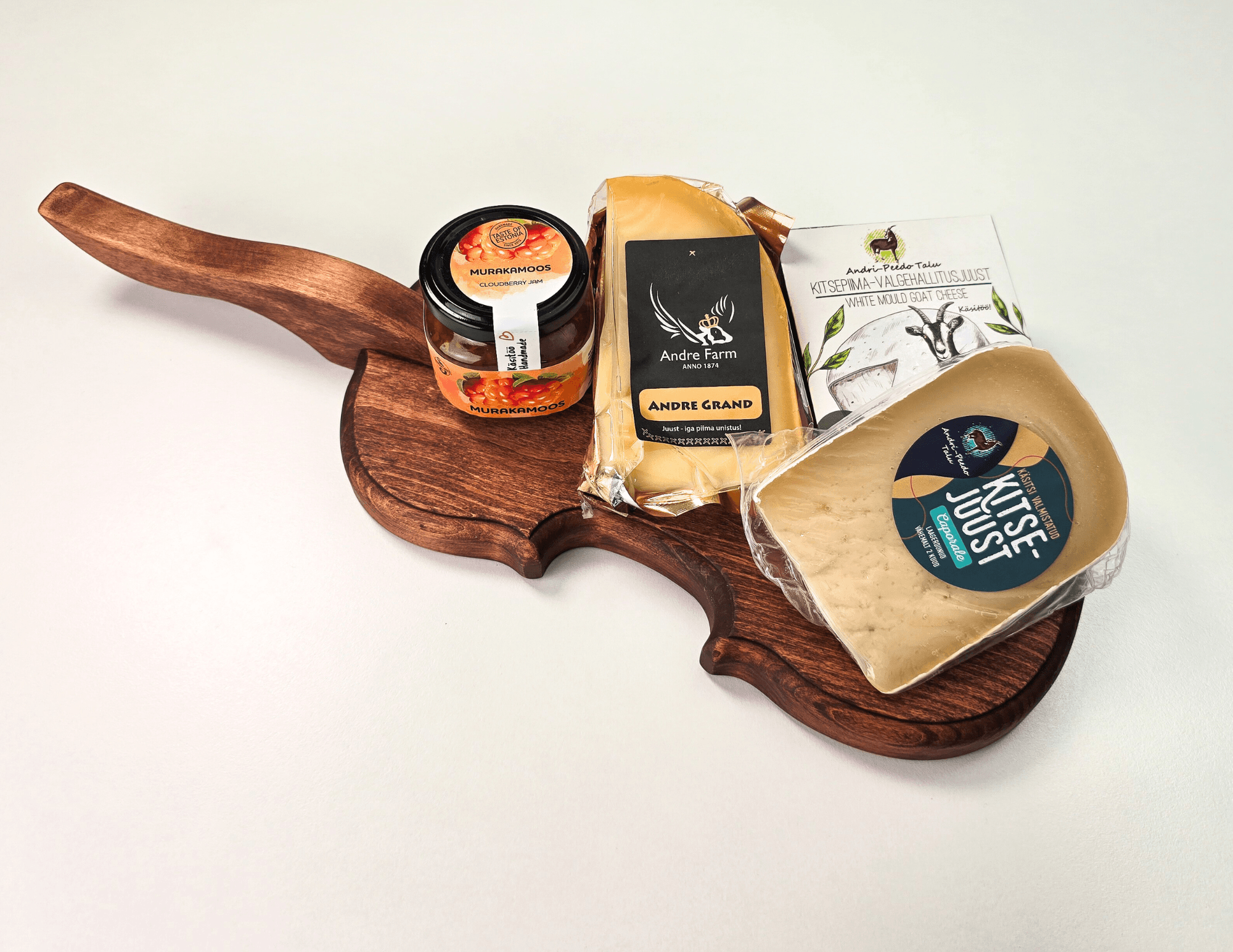 Eestimaine juustugurmee kinkepakk kitarrilikujulisel puitalusel