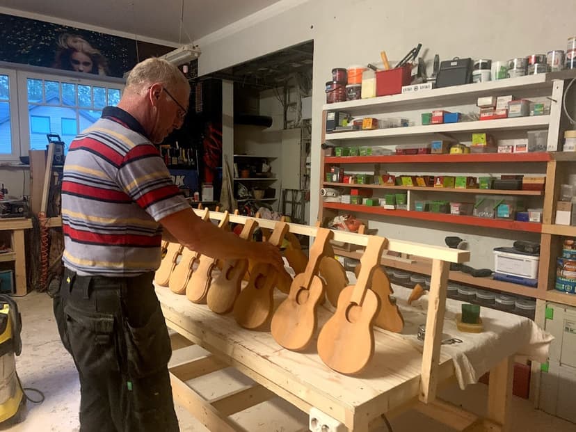 Meelis töötamas garaažis