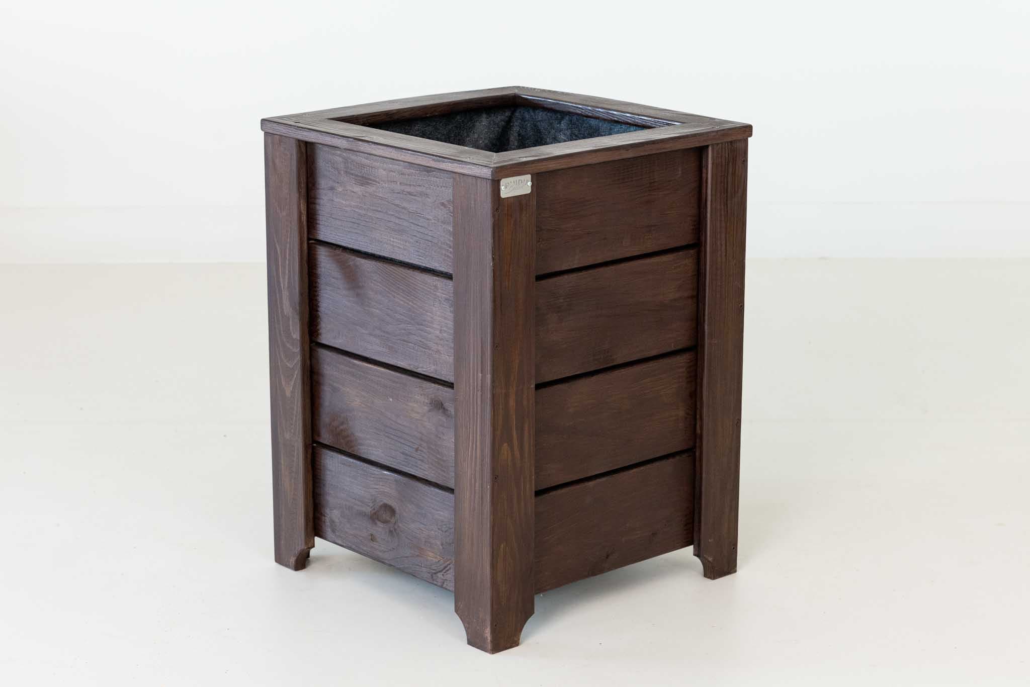 Pruun puidust kõrge taimekast terrassil