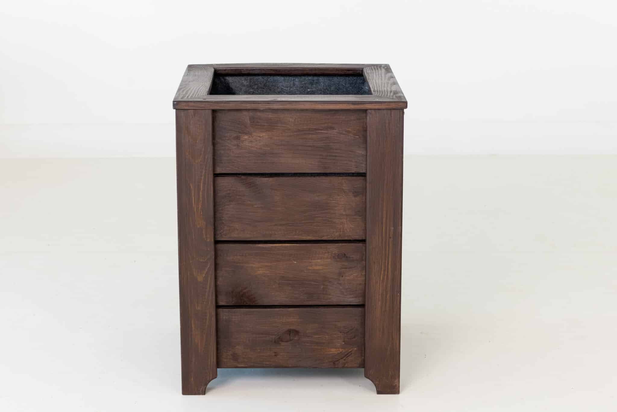 Pruun puidust taimekast kõrge vormiga välitingimustes