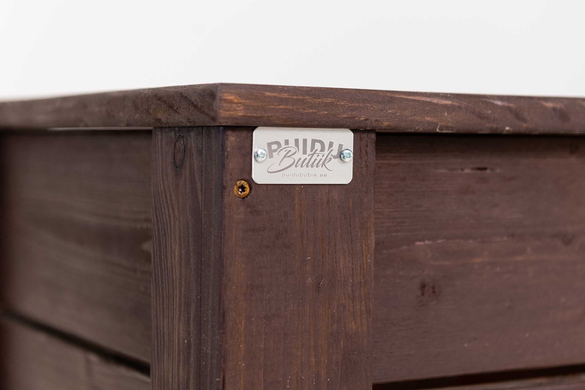 Puidust sügav taimekast aiaruumi piirdeks