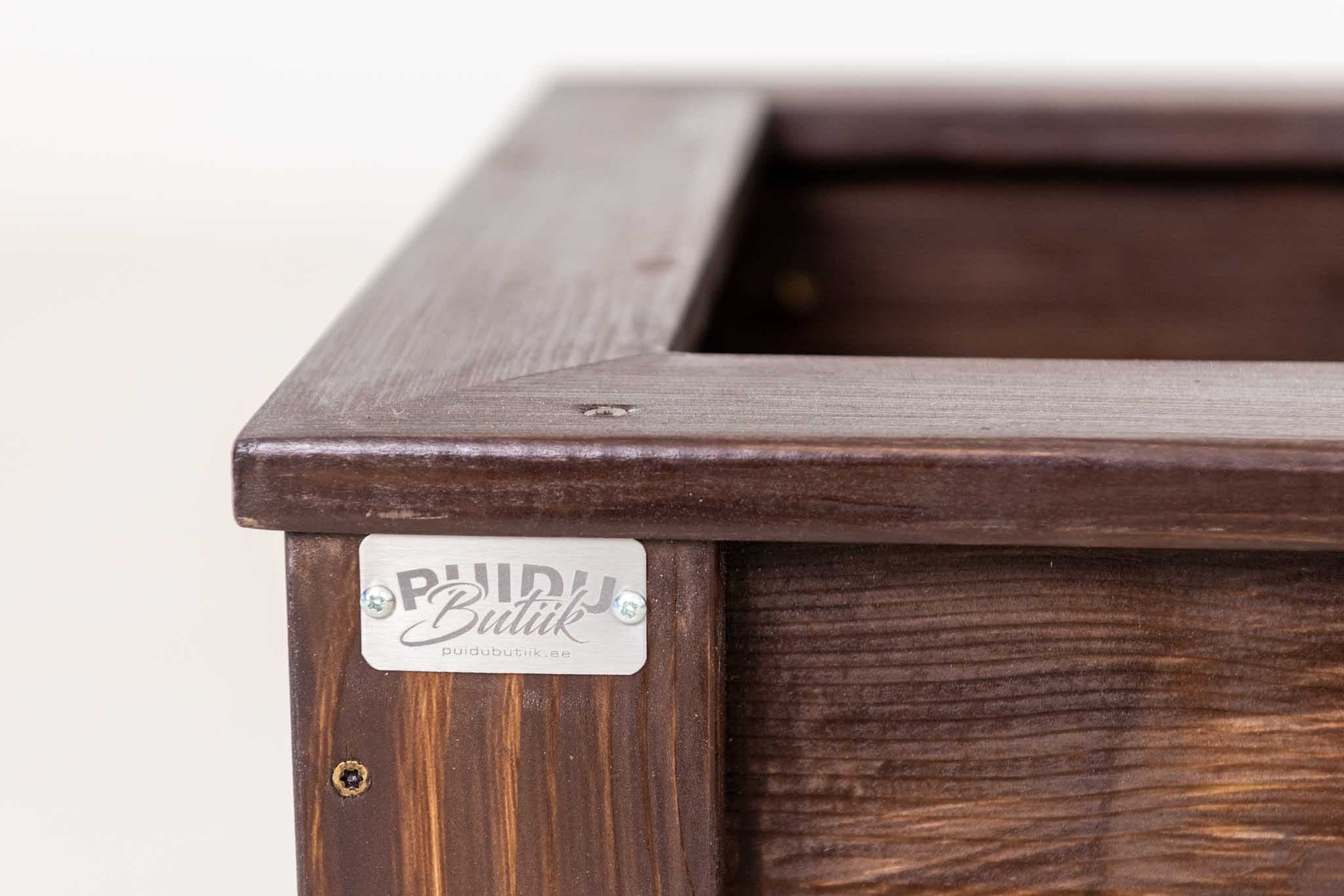 Pruun puidust taimekast köögiviljade ja maitsetaimede kasvatamiseks